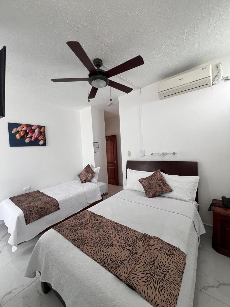 Hostal Carliza Puerto Ayora  Exteriér fotografie