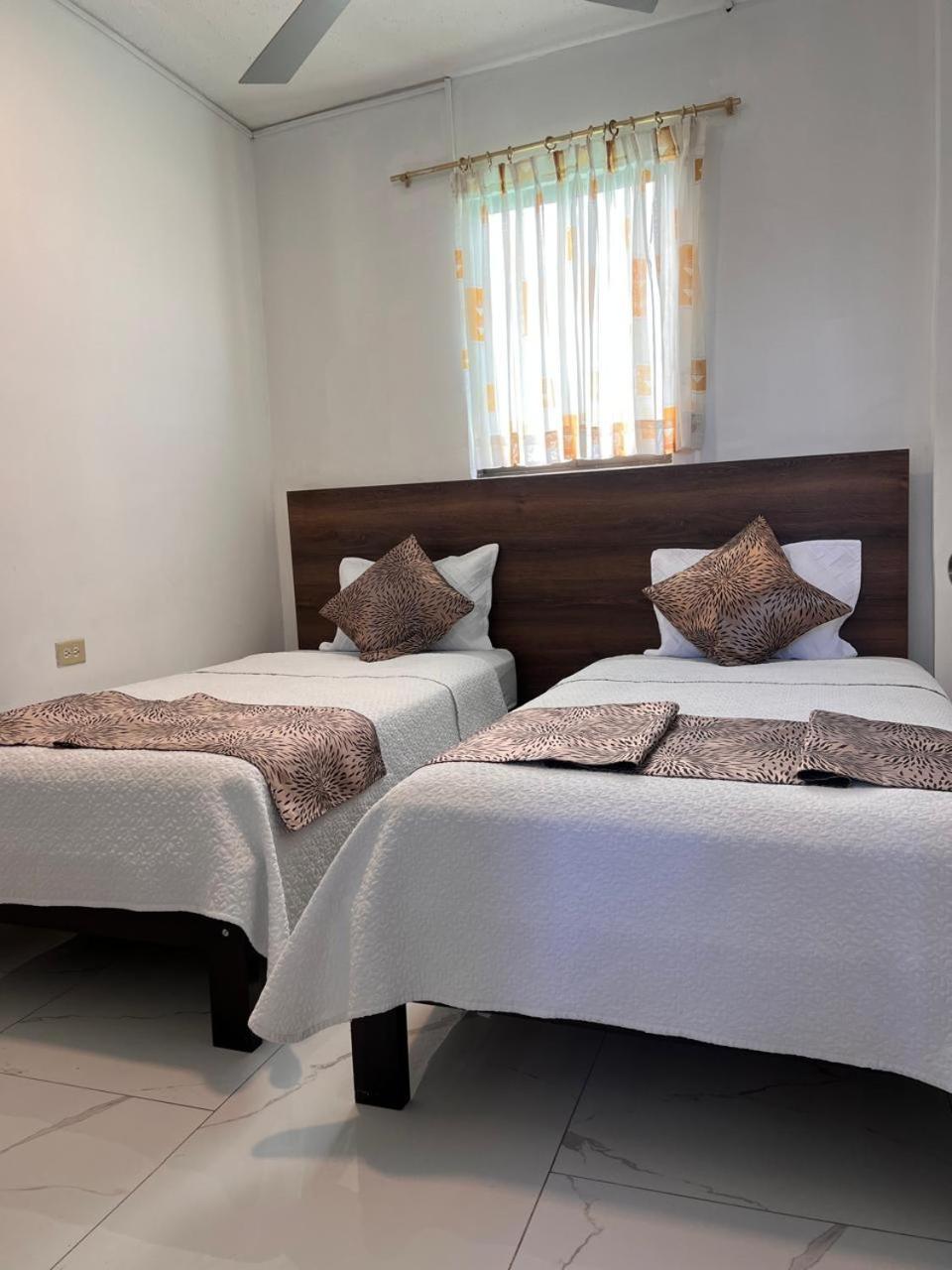 Hostal Carliza Puerto Ayora  Exteriér fotografie